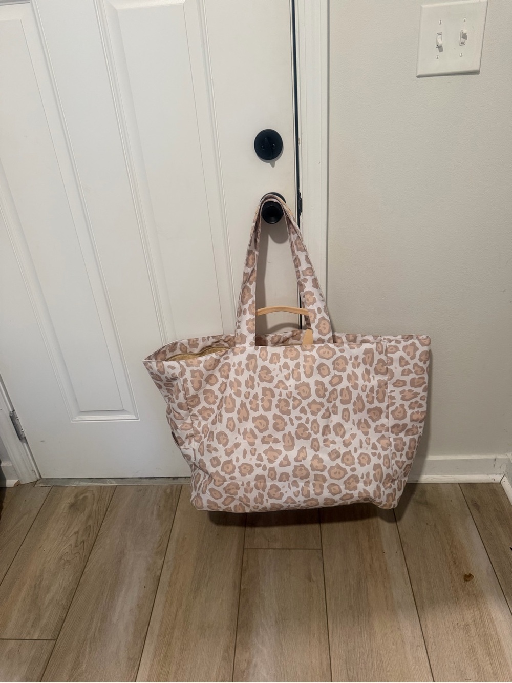 Stylish Leopard-Print Tote Bag in Beige and White